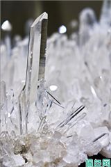 水晶值钱吗？全面解析水晶的价值及其影响因素