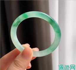 长期佩戴翡翠有什么好处？为什么翡翠是女人的最佳选择？