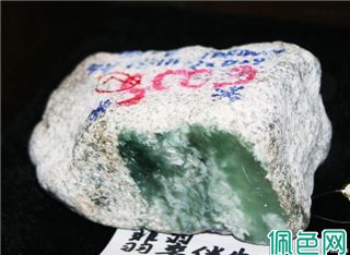 别再被忽悠！翡翠原石与非翡翠的区别，看这篇就够了！