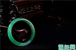 翡翠手镯选购不再迷茫！掌握这些技巧，轻松选出心仪的宝贝！