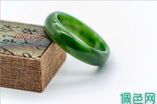 翡翠真伪大揭秘：一招教你轻松辨别真假！