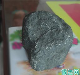 连缅甸王子都想高价收购的翡翠原石被她买到了......