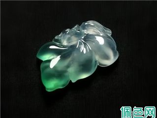 翡翠为何价高难攀？文玩达人解析其珍贵之处！