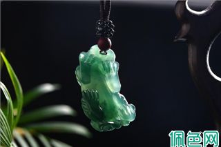 佩戴翡翠的那些讲究：翡翠不是你想戴就能戴的！
